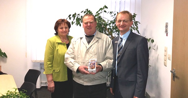 Franz Wellisch und Rita Traurig beglückwünschen Josef Kirschenbauer aus Lohberg zu seinem Gewinn